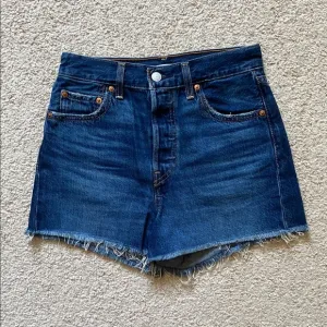 New Levi’s Size 26 Ribcage Shorts Blue Jean High-Waisted Shorts With Frayed Hem
