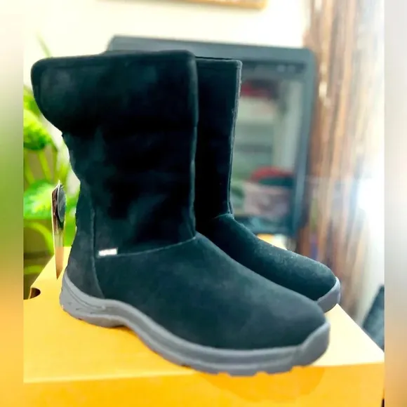 New women’s winter boots Thermo lite memory foam genuine suede  size 6 black NWT