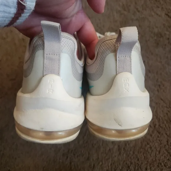 Nike air max axis sneakers shoes size 9 womens neutral