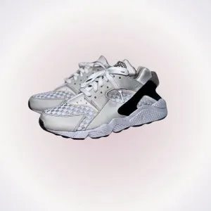 Nike Air neutral white, tan, and black sneakers | Sz 8.5