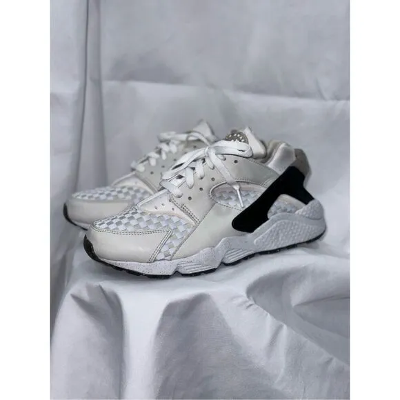 Nike Air neutral white, tan, and black sneakers | Sz 8.5