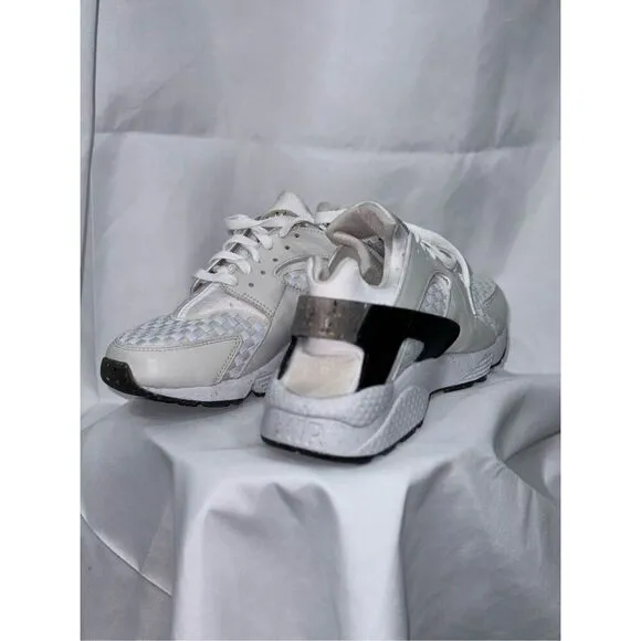 Nike Air neutral white, tan, and black sneakers | Sz 8.5