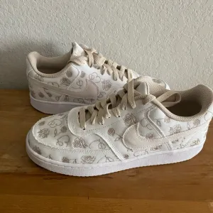 Nike Court Vision Low Neutral Floral Patterned Sneakers Size 8 No Box