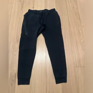 Nike Men's Tech Fleece Slim Fit Jogger Sweatpants Color Black Size Medium