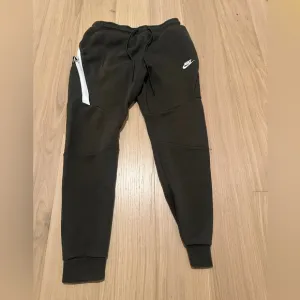 Nike Men's Tech Fleece Slim Fit Jogger Sweatpants Color Olive Size Medium