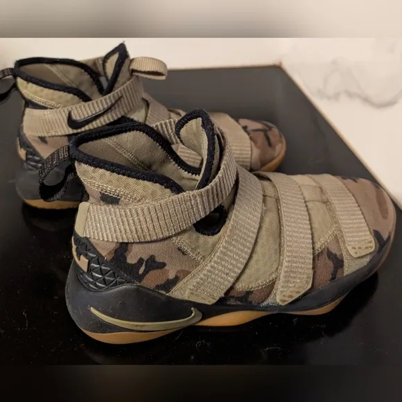 Nike Zoom LeBron Soldier XI Como Sneakers Junior Size 6.5Y MSRP $140