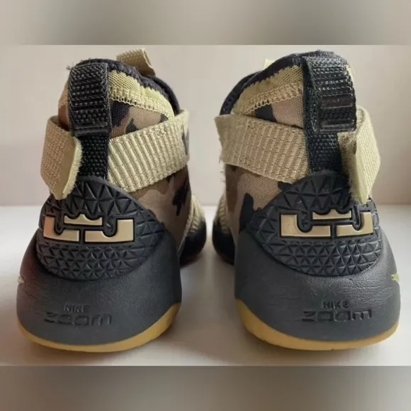 Nike Zoom LeBron Soldier XI Como Sneakers Junior Size 6.5Y MSRP $140