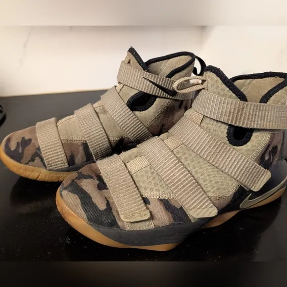 Nike Zoom LeBron Soldier XI Como Sneakers Junior Size 6.5Y MSRP $140