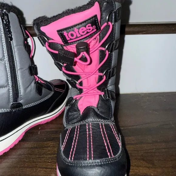 NWOB Girls Totes Kids Snow Boots
