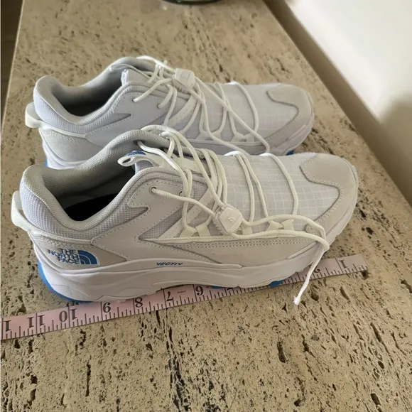 NWOB (WMNS) THE NORTH FACE VectivTaravel Tech Sneakers