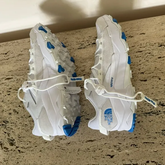 NWOB (WMNS) THE NORTH FACE VectivTaravel Tech Sneakers
