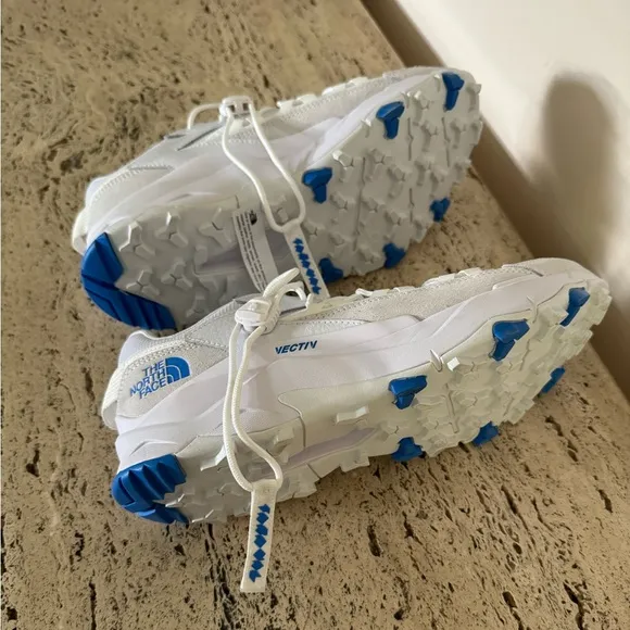 NWOB (WMNS) THE NORTH FACE VectivTaravel Tech Sneakers
