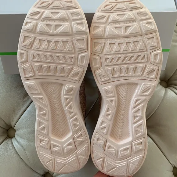 💗NWT APL Techloom Tracer Sneakers Size 6.5 Color Beachwood / Creme / Melange💗