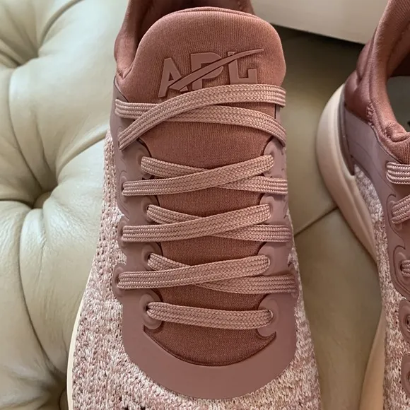 💗NWT APL Techloom Tracer Sneakers Size 6.5 Color Beachwood / Creme / Melange💗