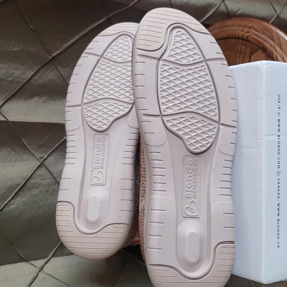 NWT- Blondo ‘Kanon’ Waterproof Sneakers w/Bling