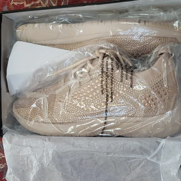 NWT- Blondo ‘Kanon’ Waterproof Sneakers w/Bling