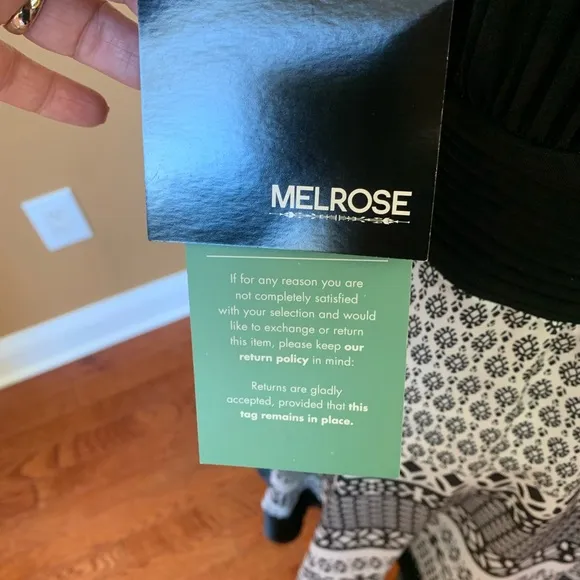 NWT- GORGEOUS- DRESS- NWT !🌸size 14 . STUNNING.