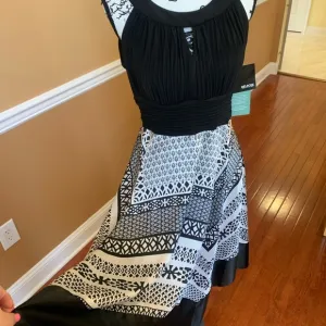 NWT- GORGEOUS- DRESS- NWT !🌸size 14 . STUNNING.