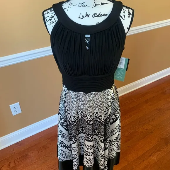 NWT- GORGEOUS- DRESS- NWT !🌸size 14 . STUNNING.