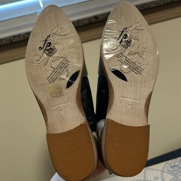 NWT IN BOX Free People Wanderlust Flats in Khaki Spanish Leather Size 6.5/EU 37