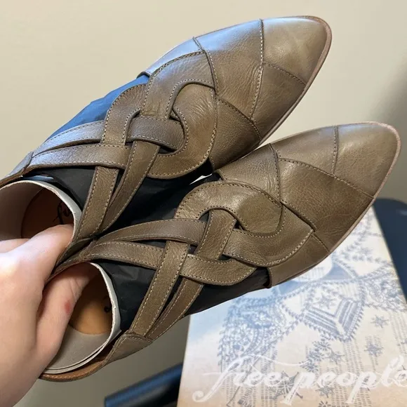 NWT IN BOX Free People Wanderlust Flats in Khaki Spanish Leather Size 6.5/EU 37