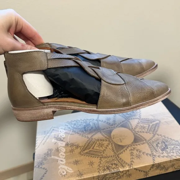 NWT IN BOX Free People Wanderlust Flats in Khaki Spanish Leather Size 6.5/EU 37