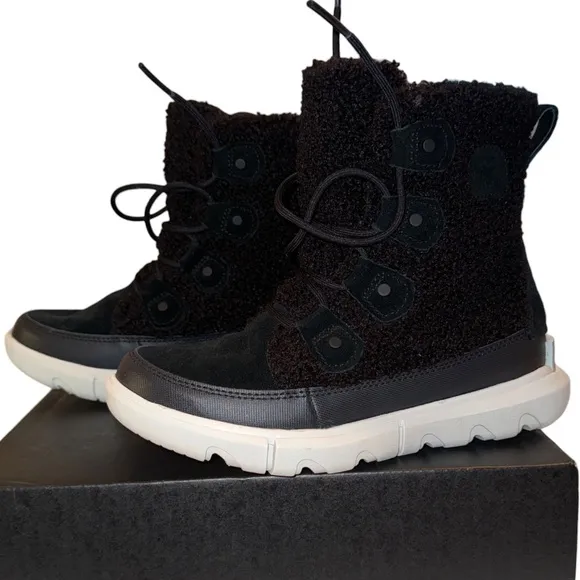 NWT SOREL Sherpa Boots in Black