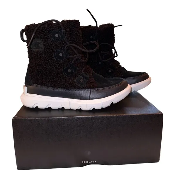 NWT SOREL Sherpa Boots in Black