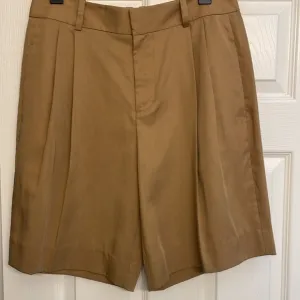 NWT VINCE pleated Bermuda shorts size 8