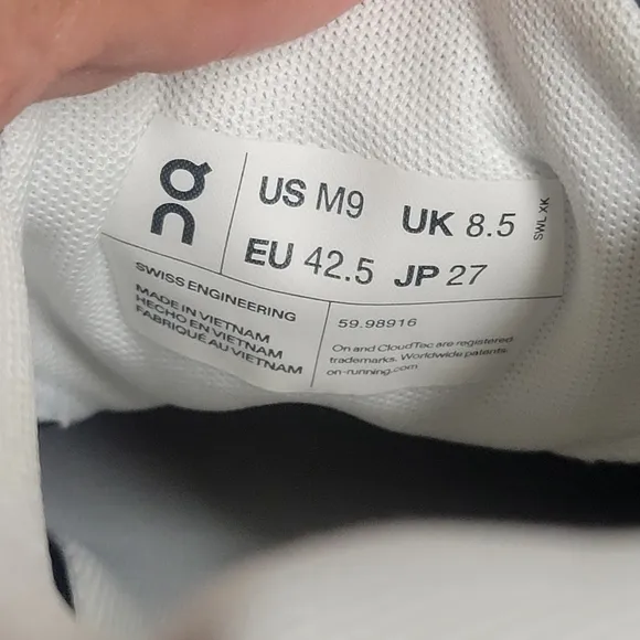 On Running Cloud 5 Men's Size 9.