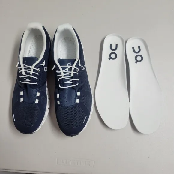 On Running Cloud 5 Men's Size 9.