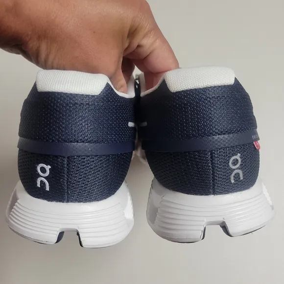 On Running Cloud 5 Men's Size 9.