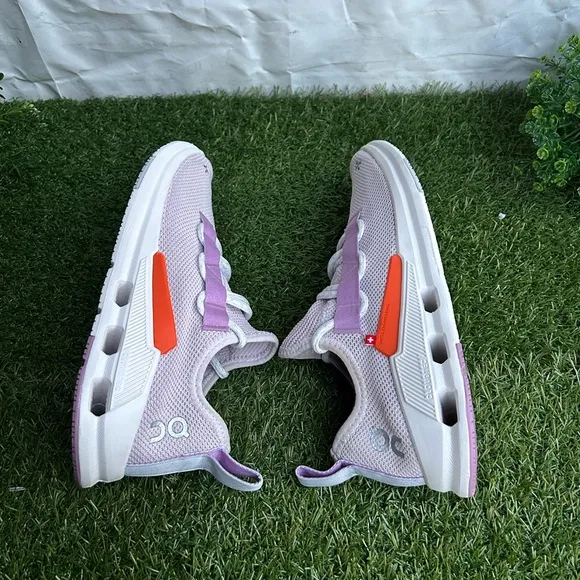 On RunningOn Women's Cloudeasy Sneaker Orchid /Lavender size 8 like new