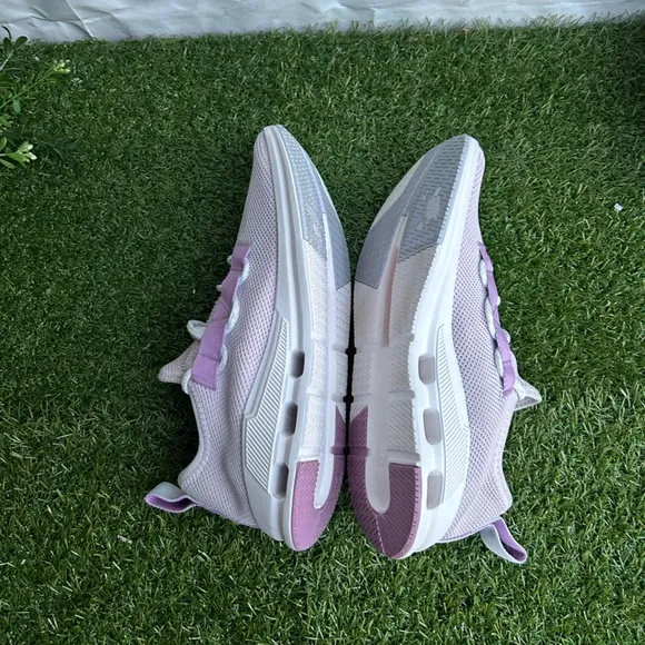 On RunningOn Women's Cloudeasy Sneaker Orchid /Lavender size 8 like new