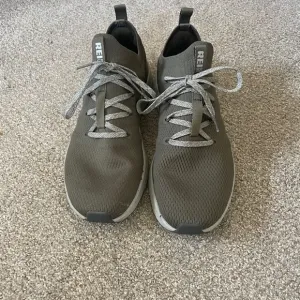 REI Men’s Beyonder Sneakers Olive Size 10.5