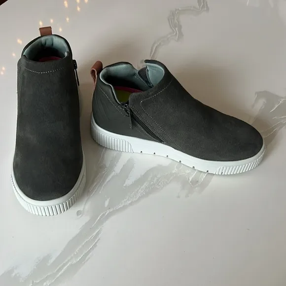 Ryka Vera 2 Green Suede Hidden Wedge Round Toe Booties Sneakers Womens Sz 6.5