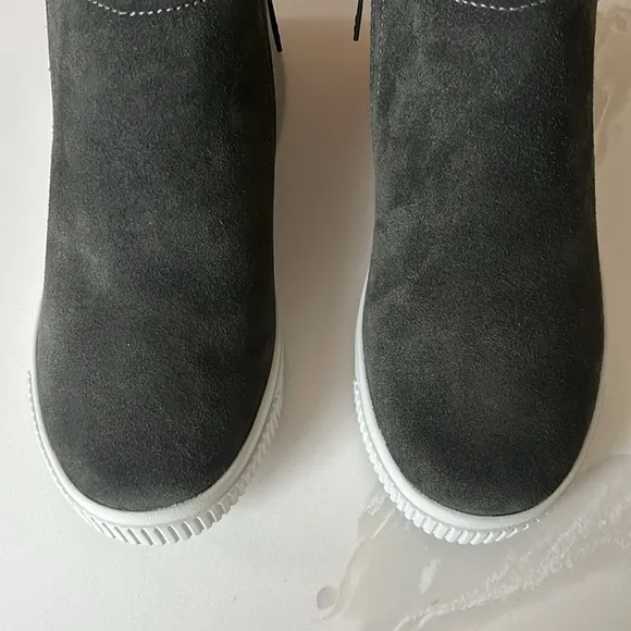 Ryka Vera 2 Green Suede Hidden Wedge Round Toe Booties Sneakers Womens Sz 6.5