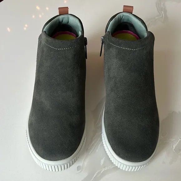 Ryka Vera 2 Green Suede Hidden Wedge Round Toe Booties Sneakers Womens Sz 6.5