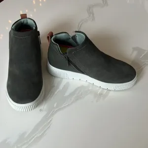 Ryka Vera 2 Green Suede Hidden Wedge Round Toe Booties Sneakers Womens Sz 6.5