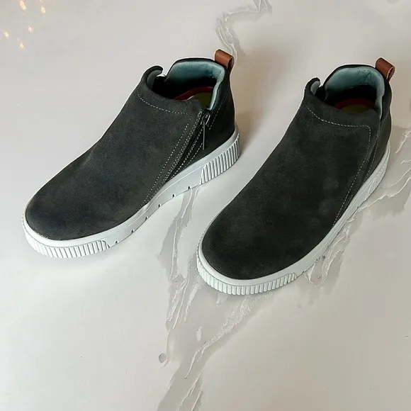 Ryka Vera 2 Green Suede Hidden Wedge Round Toe Booties Sneakers Womens Sz 6.5