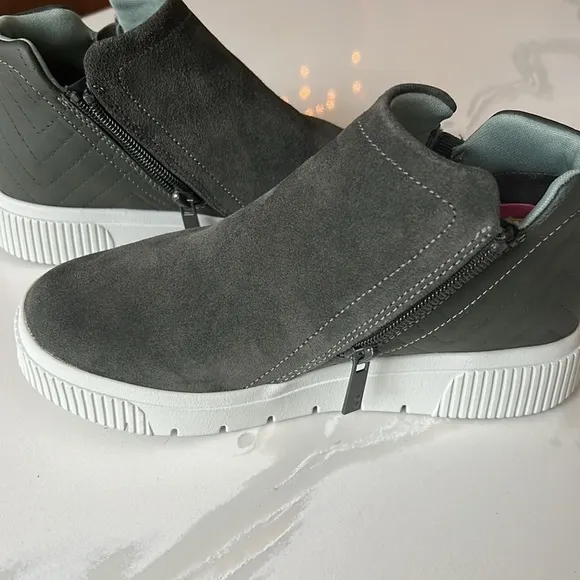 Ryka Vera 2 Green Suede Hidden Wedge Round Toe Booties Sneakers Womens Sz 6.5