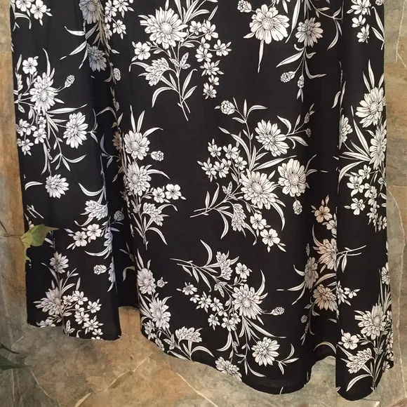 Sag harbor 🌹 stunning flowered skirt