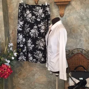 Sag harbor 🌹 stunning flowered skirt