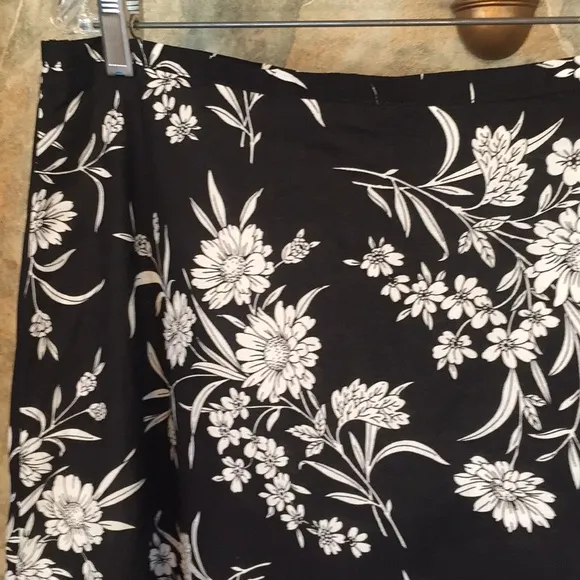 Sag harbor 🌹 stunning flowered skirt