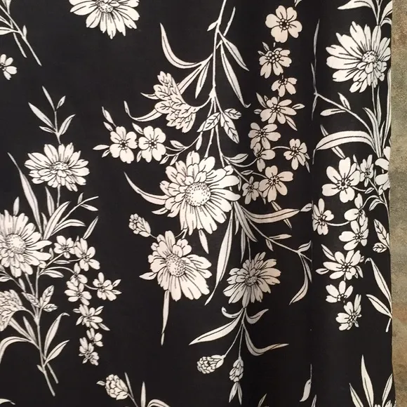 Sag harbor 🌹 stunning flowered skirt