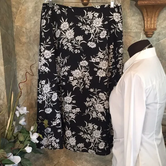 Sag harbor 🌹 stunning flowered skirt