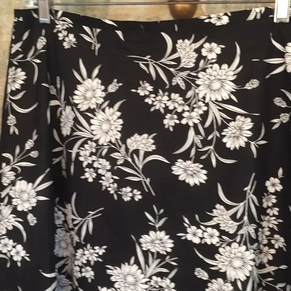 Sag harbor 🌹 stunning flowered skirt