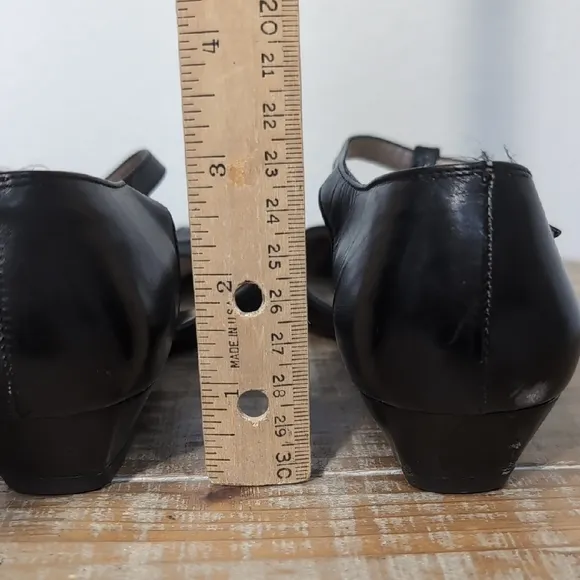 Salvatore Ferragamo Black Loafers Elegant Leather Design Size 8