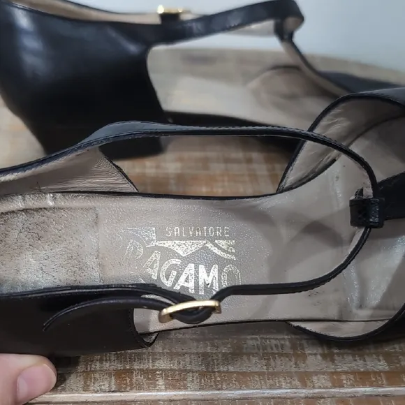 Salvatore Ferragamo Black Loafers Elegant Leather Design Size 8