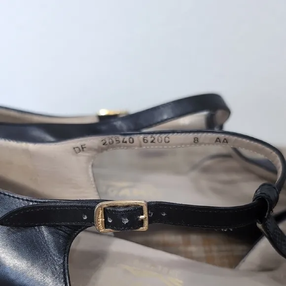 Salvatore Ferragamo Black Loafers Elegant Leather Design Size 8